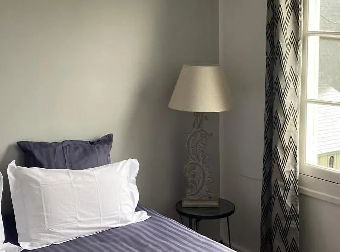 D'hotes Du Carre Des Arts